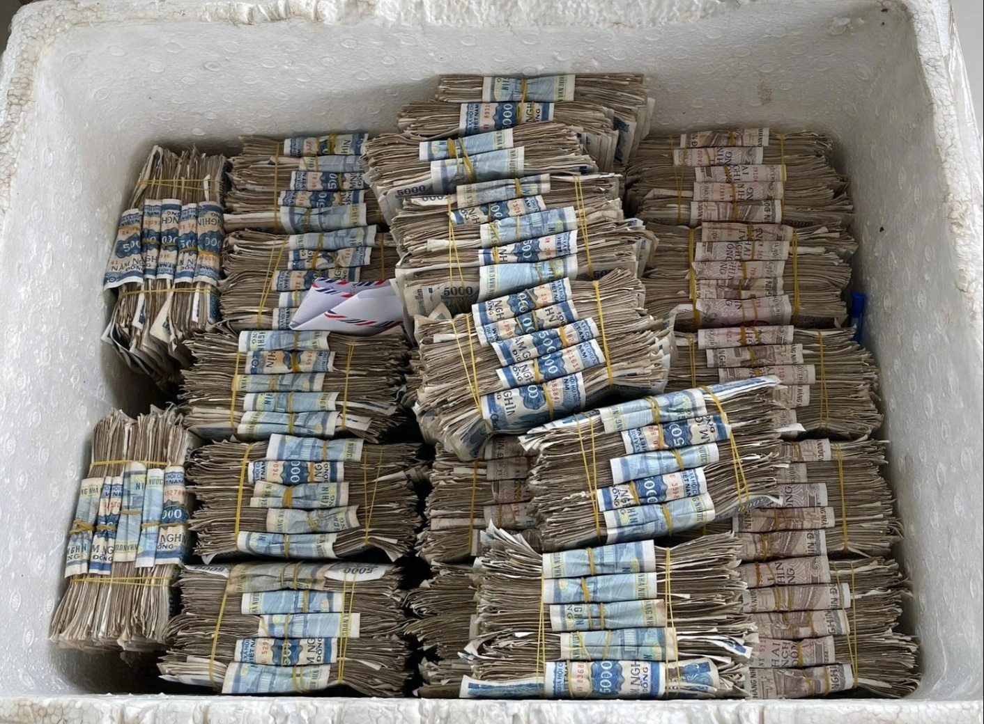 Người đàn ông mang thùng tiền mua ô tô