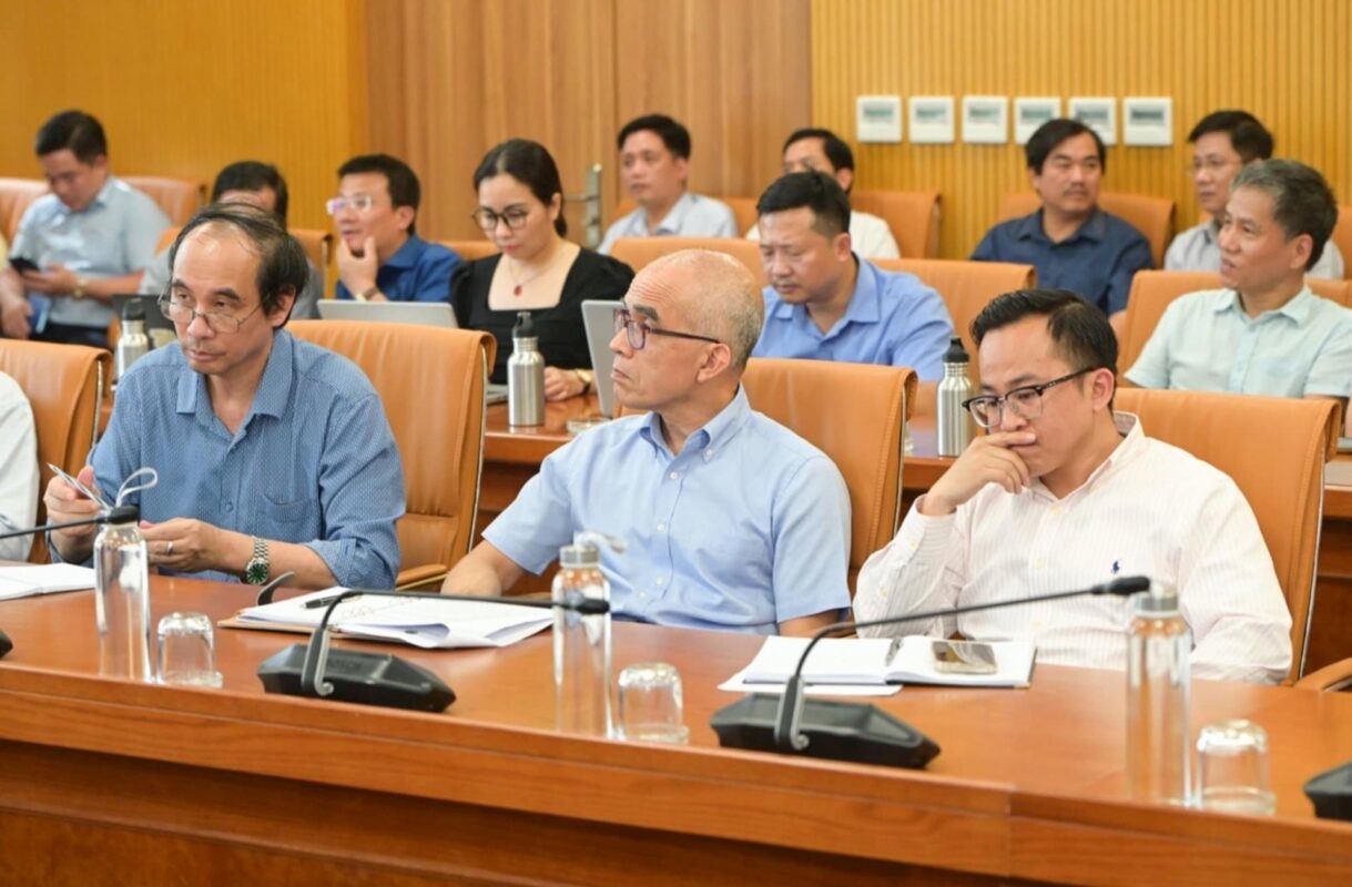 Cho phép viên chức chân trong chân ngoài: Giải pháp tận dụng chất xám cho xã hội